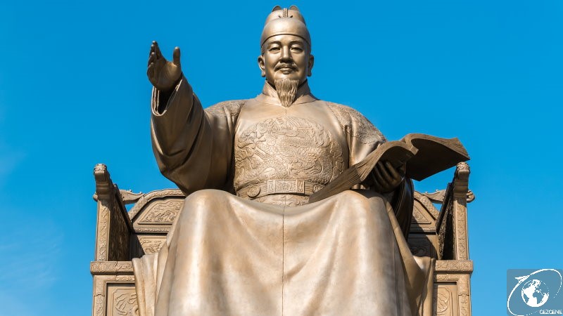seul'de gezilecek yerler king sejong heykeli
